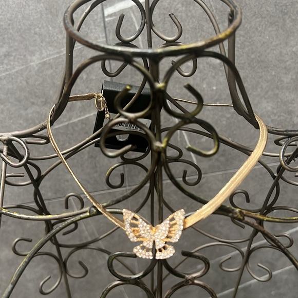 NWT butterfly necklace- gold - Picture 4 of 5